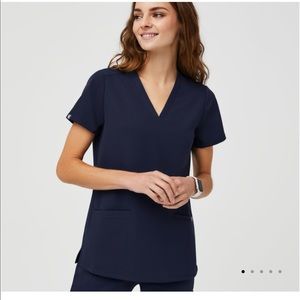 New Figs casma three pocket scrub top